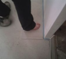 Essai du carrelage (pose du pied : il y a des picots mais on ne les sent pas...)