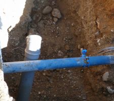 Réseau assainissement(PVC verticale) et eau potable(bleu)