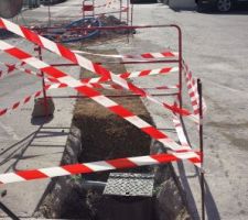 Préparation de la viabilisation. Un merci à M. L.... des Eaux de Sénart pour s'être déplacé à plusieurs reprises afin de vérifier que le fil d'eau était le plus bas possible.
Un carton rouge cependant à l'entreprise "EAUX DE SENART" pour une facture particulièrement salée à notre goût. L'absence de concurrence sur notre agglomération nous donne à penser qu'ils en profitent pour corser l'addition.