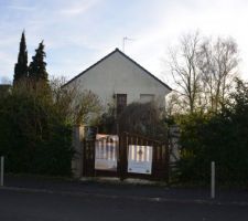 Le terrain après notre achat, avec la maison à démolir.