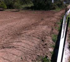 Nous avons demandé au tracto de nous façonner une petite butte de terre tout le long de la clôture pour la plantation d'une future haie.