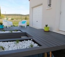 La terrasse de l'entrée se concrétise