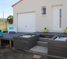 La terrasse de l'entrée se concrétise