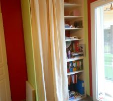 Placard dans le bureau avec dossiers suspendus