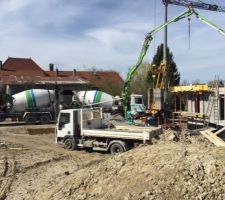 2 camions toupie pour couler la dalle de l'étage