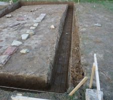 Mise en place des ferrailles, les bords ont été tordus pour être noyés dans le béton