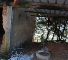 Le garage suspendu, je ne trouvais plus les photos. Imaginez il y a même un IPN en suspension de 8m de long entre les arbres, retenu par un peu de fil d'acier ... no comment !