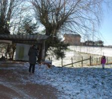 Le garage suspendu, je ne trouvais plus les photos. Imaginez il y a même un IPN en suspension de 8m de long entre les arbres, retenu par un peu de fil d'acier ... no comment !

ma fille a eu l'interdiction d'y mettre les pieds et on à démoli le truc en premier !