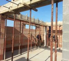 Poutres coffr&eacute;es pour la dalle de l'&eacute;tage