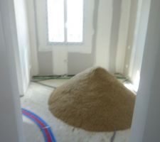 23.04.2015 : livraison de sable pour la chape