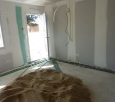 23.04.2015 : livraison de sable pour la chape