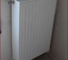 Radiateurs de l'&eacute;tage bien loin de ce que nous avons au contrat: large, grossier.