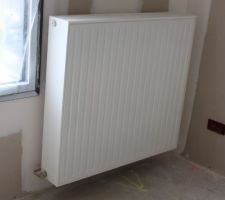 Radiateurs de l'&eacute;tage bien loin de ce que nous avons au contrat: large, grossier.