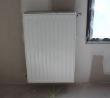 Radiateurs de l'&eacute;tage bien loin de ce que nous avons au contrat: large, grossier qui va m&ecirc;me g&ecirc;ner l'ouverture du placard. Tr&egrave;s imposants.