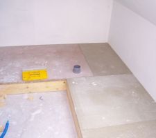 Construction de l'estrade dissimulant les tuyaux