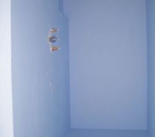 Pose de l'enduit imperm&eacute;abilisant les cloisons.