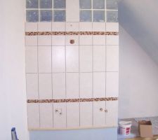 Pose du carrelage sur les cloisons de la salle de bain