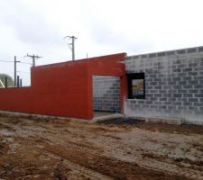 Facade est sortie box   petite dalle beton pompe a chaleure