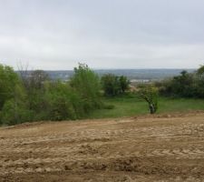 ENFIN la vue sur l'horizon ....
la butte de terre est évacuée chez le voisin qui souhaite remblayer le fond de son terrain