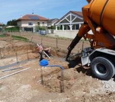 Deuxième coulée, le béton a l'air plus liquide % à une coulée via un plateau