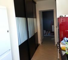 Aménagement du grand placard de la cuisine, vu avec les portes