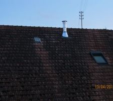 La sortie du conduit du poêle a bois