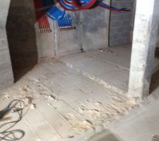 Dalle en beton a casser pour mettre la chaudi&egrave;re