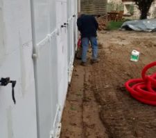 Terrassement cot&eacute; jardin, mise en place des terres (v&eacute;g&eacute;tales). Pr&eacute;paration d'une future terrasse