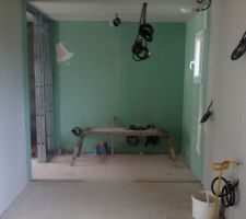 Dans le prolongement de la cuisine, le cellier en placo hydrofuge