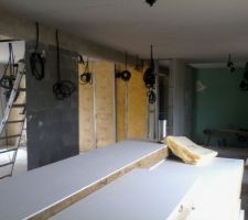 Le bas est quasiment fini. Trop tard pour ajouter des c&acirc;bles ou des goulottes .. :(