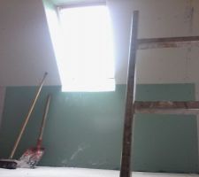 La salle de bain &agrave; l'&eacute;tage... Le plafond ne devrait-t-il pas &ecirc;tre en placo hydrofuge ?

Je laisse terminer les cloisons, et je demande un RDV de chantier avec le CDT.