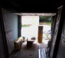 Le garage, tout en hydrofuge (enfin, pour la partie int&eacute;rieure. le mur donnant sur l'ext&eacute;rieur : RIEN !)
