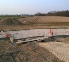 (14 mars) Après trois semaines, le temps que sèchent les fondations, les travaux ont avancés... L'entourage en béton, le sable, ainsi que le passage des fourreaux ont été réalisés.