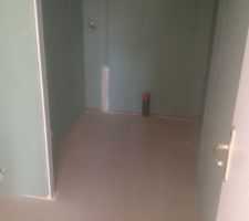 Sdb avec baignoire a gauche, vasque au fond et la douche sera caché au fond a droite