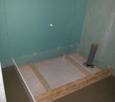 Chape de ravoirage fraichement coulée (ép. 5cm) - Réservation pour la douche (qu'on va agrandir par la suite)