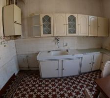 A l'étage la cuisine, sans doute la future salle de bain.