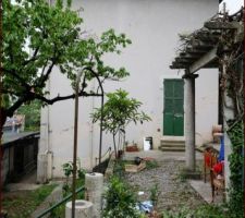 La face Ouest avec la fenêtre de l'anciene cuisine. Une seule fenêtre pour près de 70m2 de façade ... il va falloir ouvrir et prévoir une terrasse à gauche (on entrevoit le clapier tout à gauche sous le gros cerisier planté en 1945 ...