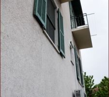 La façade Nord et ses 4 fenêtres. en bas le fenestron de l'atelier et au fond le vieux cerisier ...