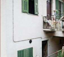 La façade Sud depuis la rue.