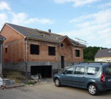 J 114 Vue globale de la façade, la toiture prend forme .