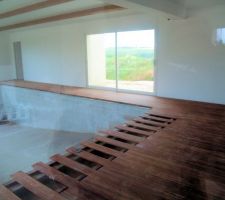 La plage en bamboo de la piscine