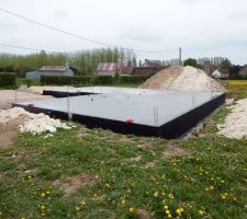 Vendredi 24/04: le vide sanitaire est terminé. plus qu'à attendre trois semaines avant de voir les maçons revenir pour monter les murs. ;)