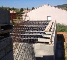 Réalisation du plancher. La photo montre celui de la terrasse