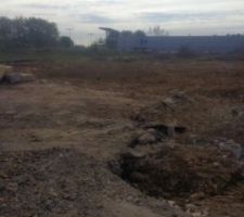 Bonjour 
Voici quelques photos du terrain ou &ccedil;a avance &agrave; pas de fourmi aujourd hui il y avais personnes sur le terrain