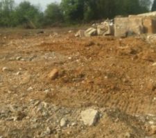 Bonjour 
Voici quelques photos du terrain ou &ccedil;a avance &agrave; pas de fourmi aujourd hui il y avais personnes sur le terrain