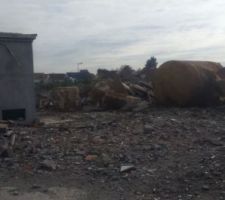 Bonjour 
Voici quelques photos du terrain ou &ccedil;a avance &agrave; pas de fourmi aujourd hui il y avais personnes sur le terrain