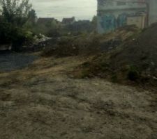 Bonjour 
Voici quelques photos du terrain ou &ccedil;a avance &agrave; pas de fourmi aujourd hui il y avais personnes sur le terrain