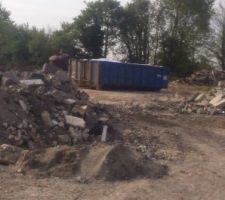 Bonjour 
Voici quelques photos du terrain ou &ccedil;a avance &agrave; pas de fourmi aujourd hui il y avais personnes sur le terrain