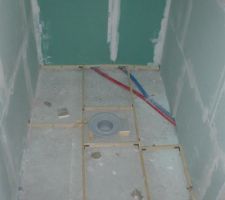 Préparation de la dalle brut pour acceuillir le receveur, en mettant en place un support avec des petites lattes et équerres ( tout cela est bien sur de niveau )