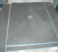 Voila la découpe du receveur wedi cela se coupe trés bien , pour ma part je les fais avec une scie.